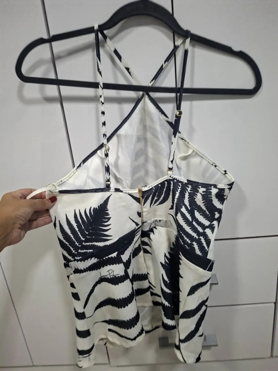 Blusa Lança Perfume G Estampada preta e branca  - Foto 2