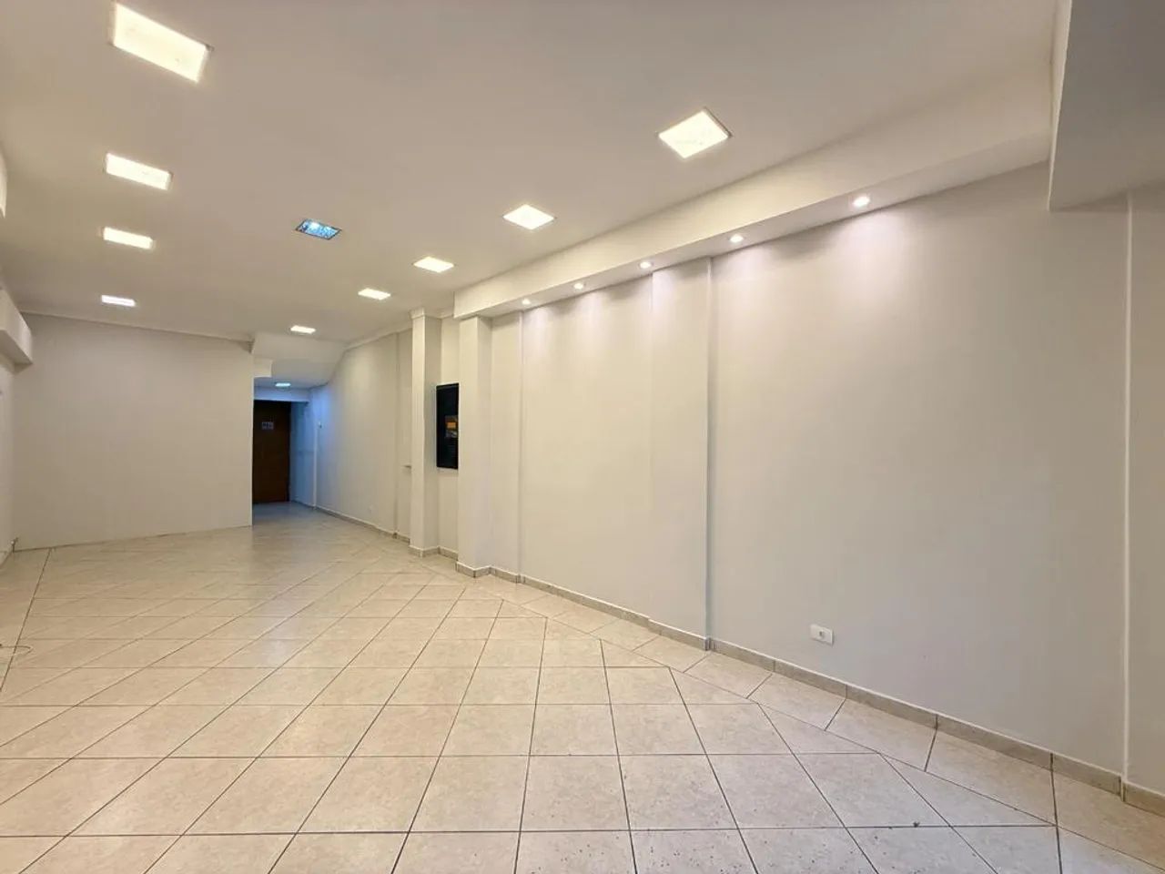Sala para alugar em Maringá, Zona 03, com 51.9 m², Normândia - Foto 4