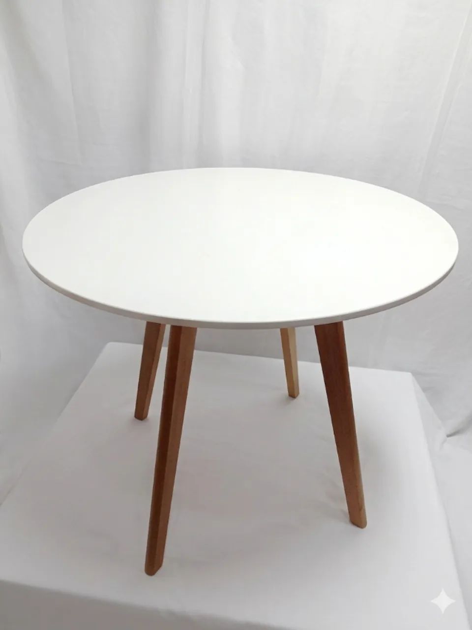 Mesa Redonda 88cm Design Charles Eames