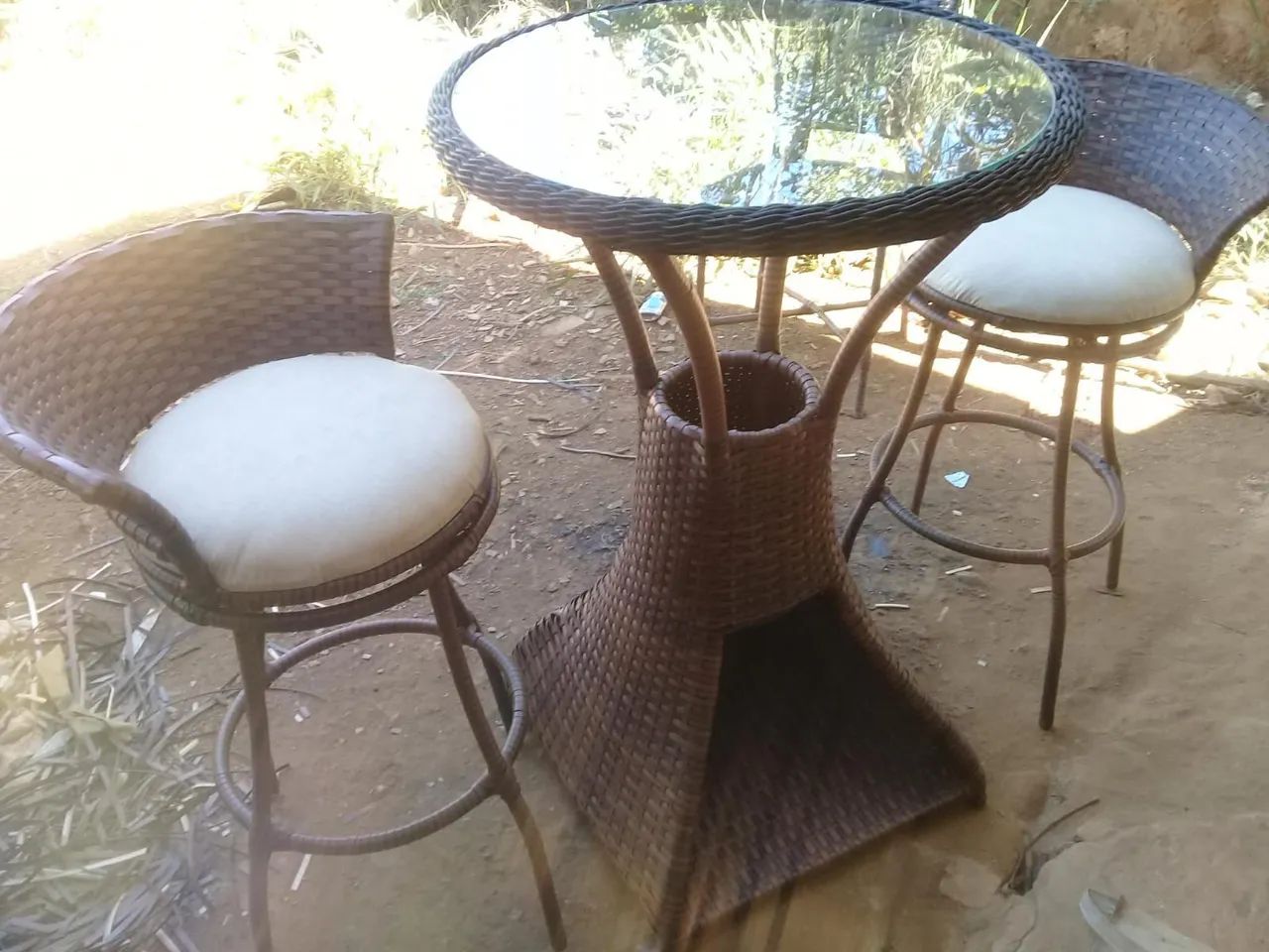 Conjunto de mesa com banquetas 