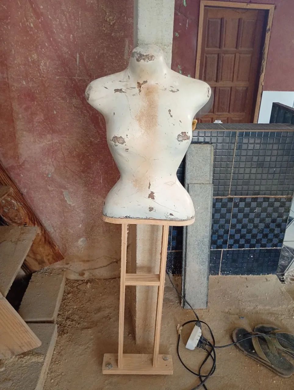 Mannequin de plástico com pés madeira, modelos antigo.