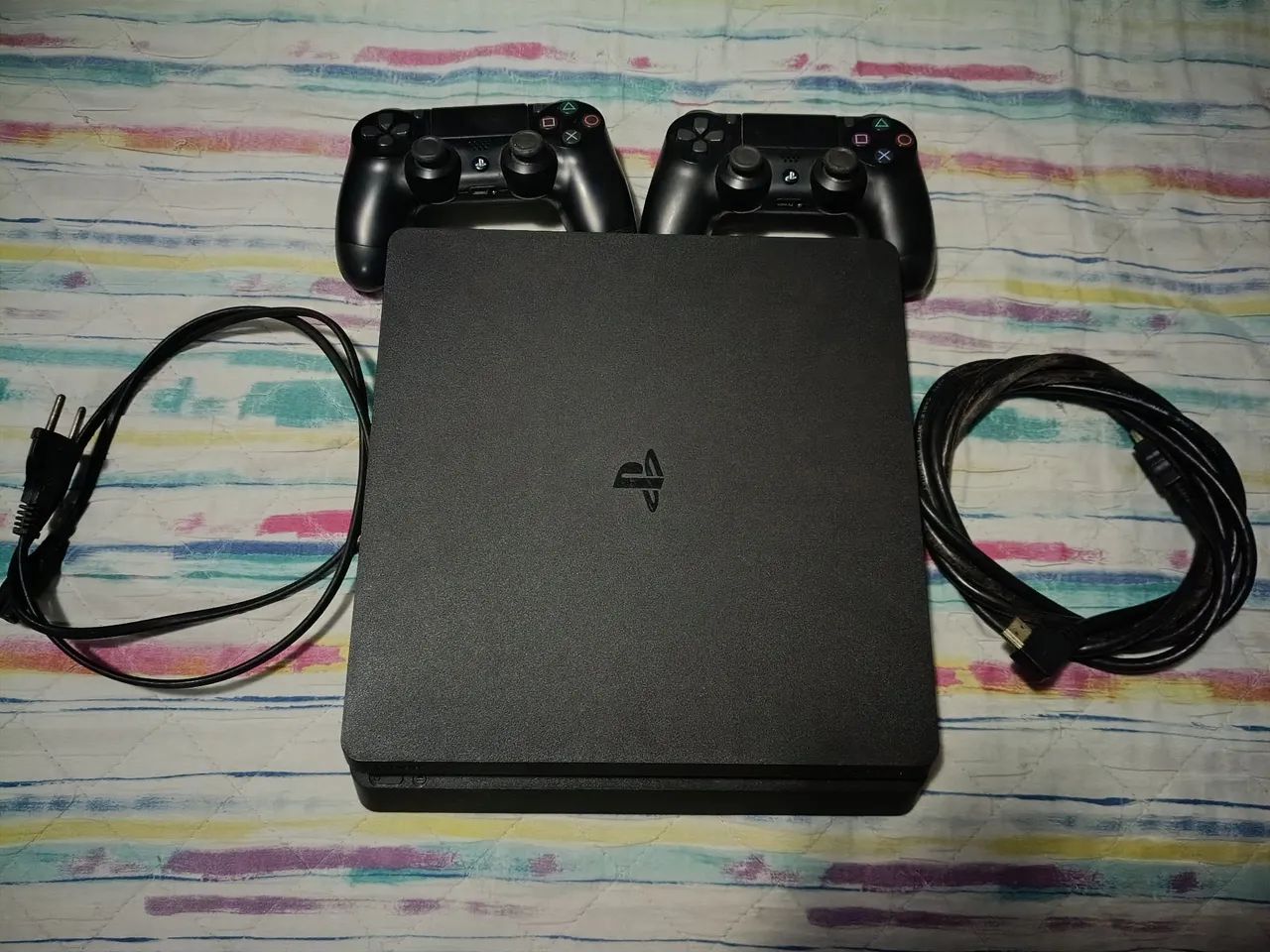 PS4 SLIM 1TB 2 CONTROLES