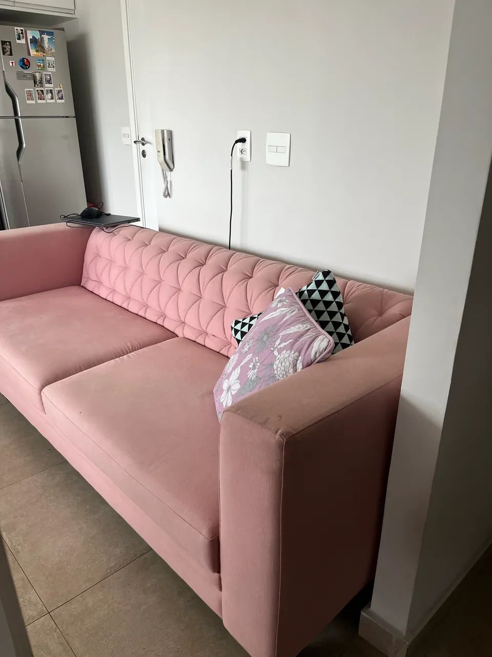 Sofá rosa Imbuia lindo! 