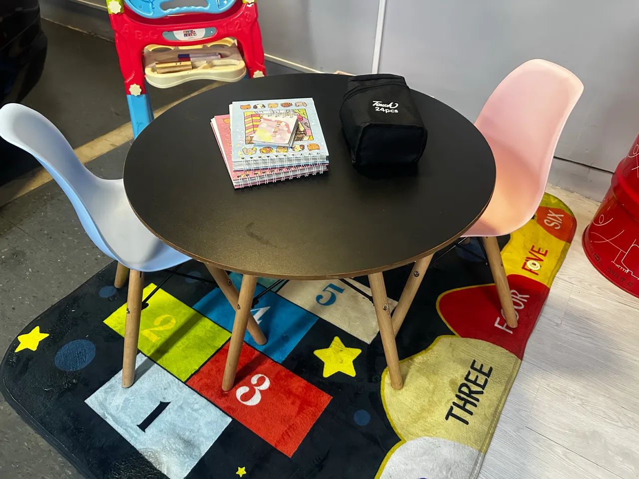 Conjunto infantil, mesinha, cadeira e tapete  - Foto 2
