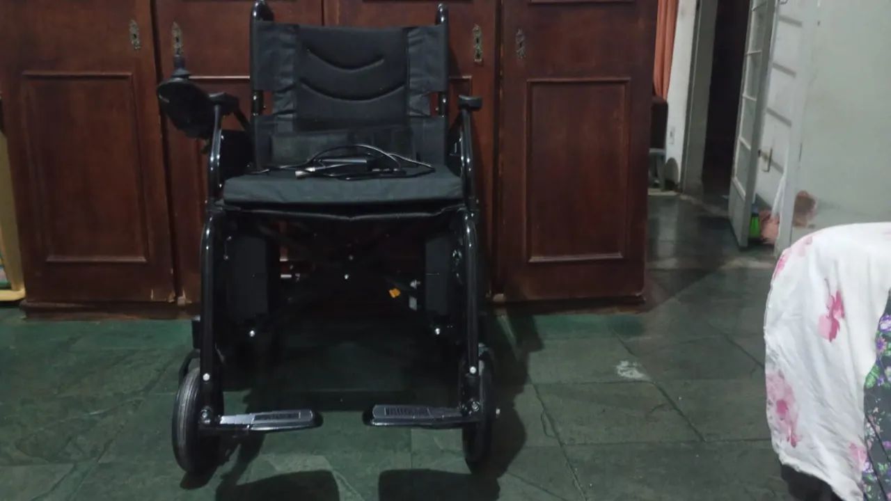 Cadeira de rodas elétrica/motorizada - Foto 2