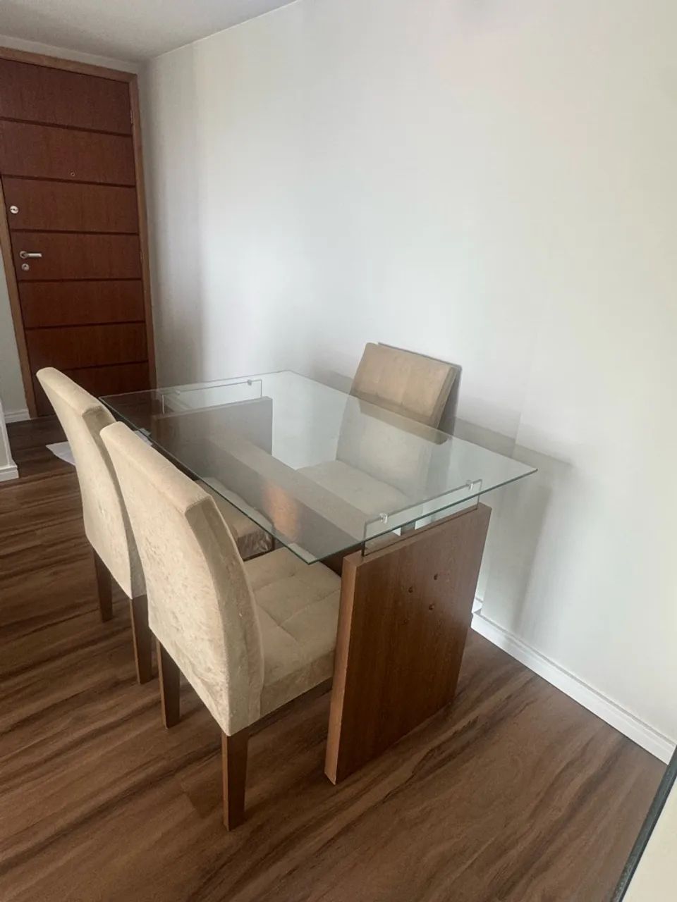 Conjunto mesa de jantar e cadeiras