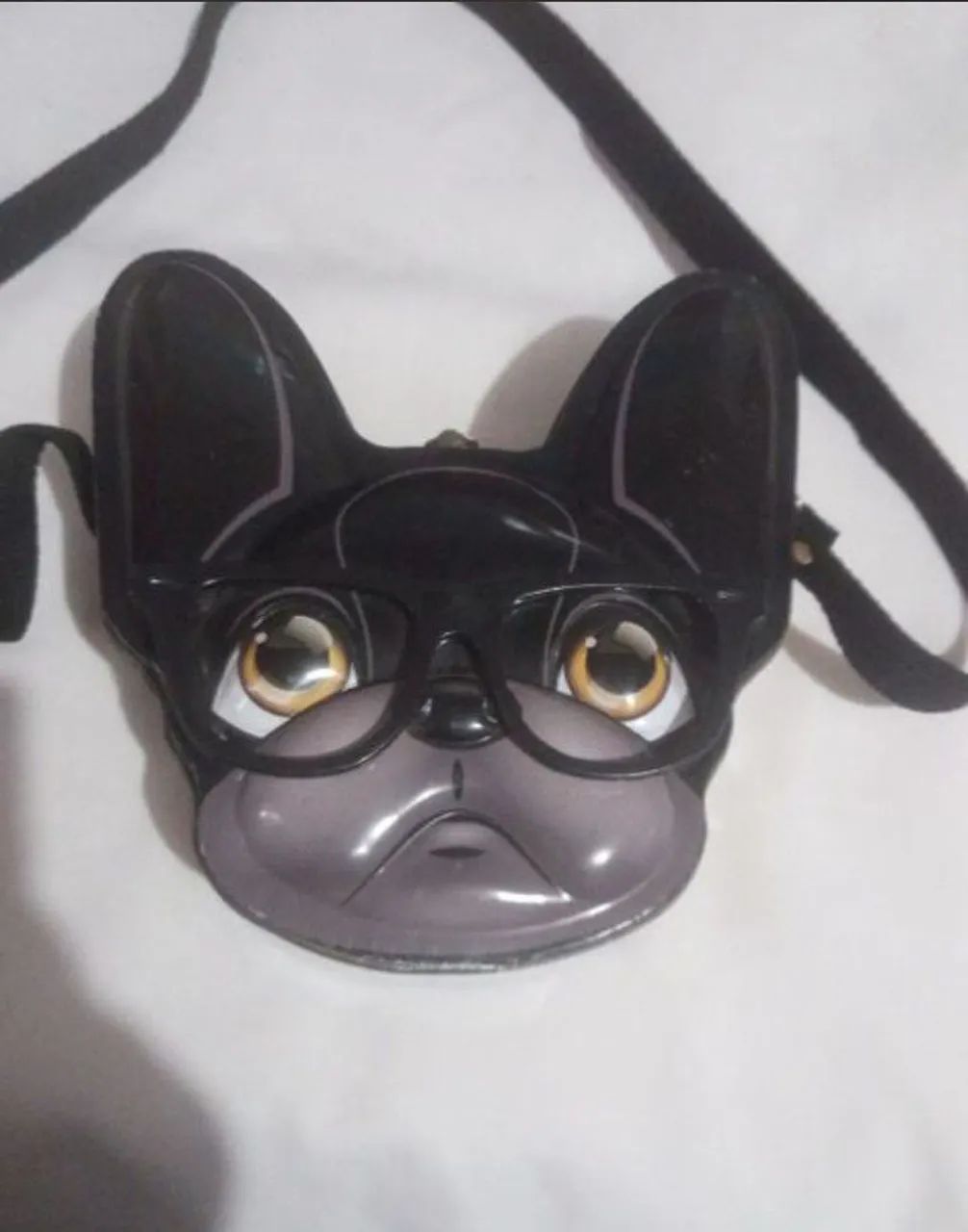 Bolsa metalizada em formato de cara de cachorro 