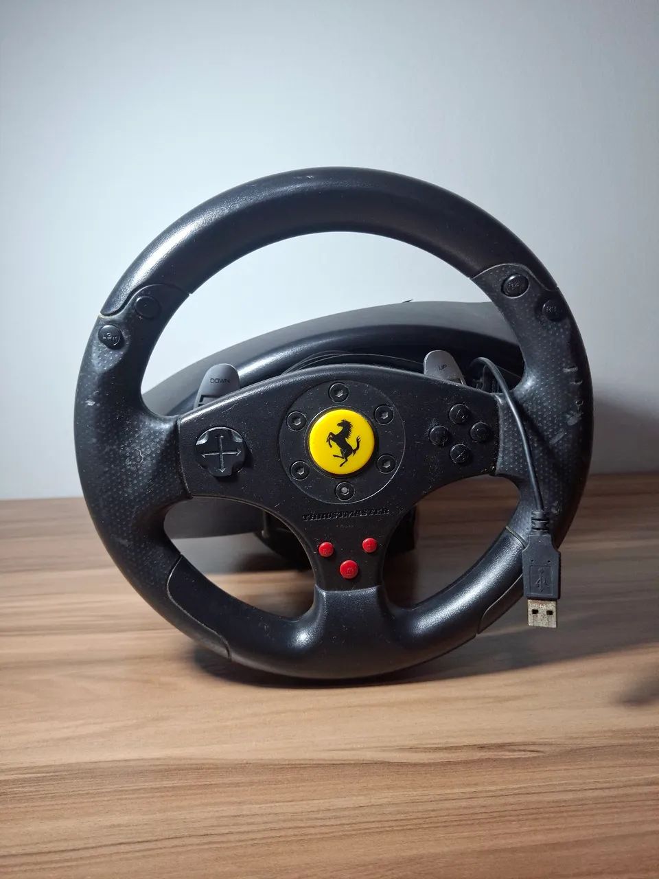 Volantes e Pedais Thrustmaster Ferrari GT Experience.