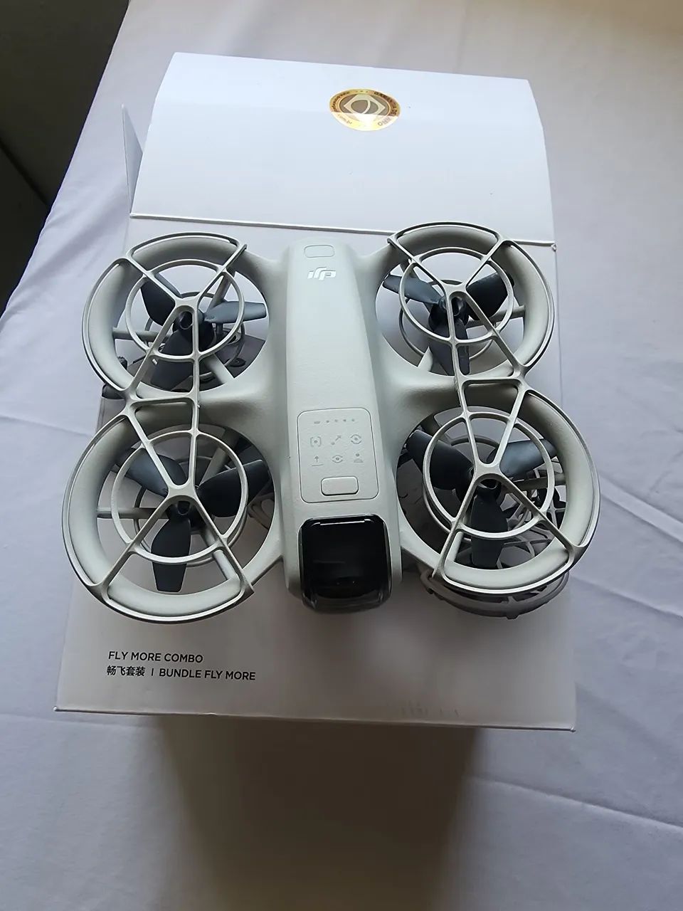 Drone Dji Neo com uma bateria e acessórios. 