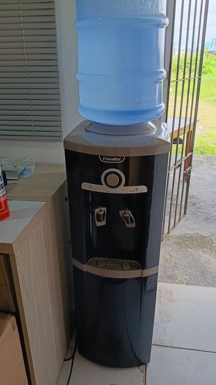 Bebedouro de coluna Esmaltec com compressor