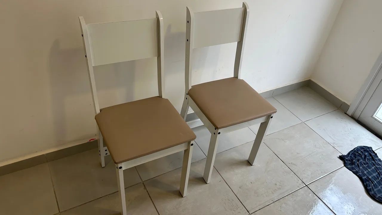 Cadeira branca em Mdf e courvin  - Foto 2
