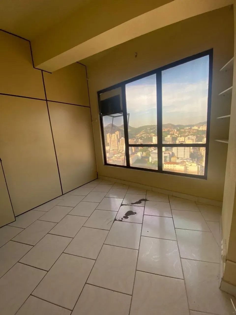 Excelente Sala Comercial no Niterói Shopping.