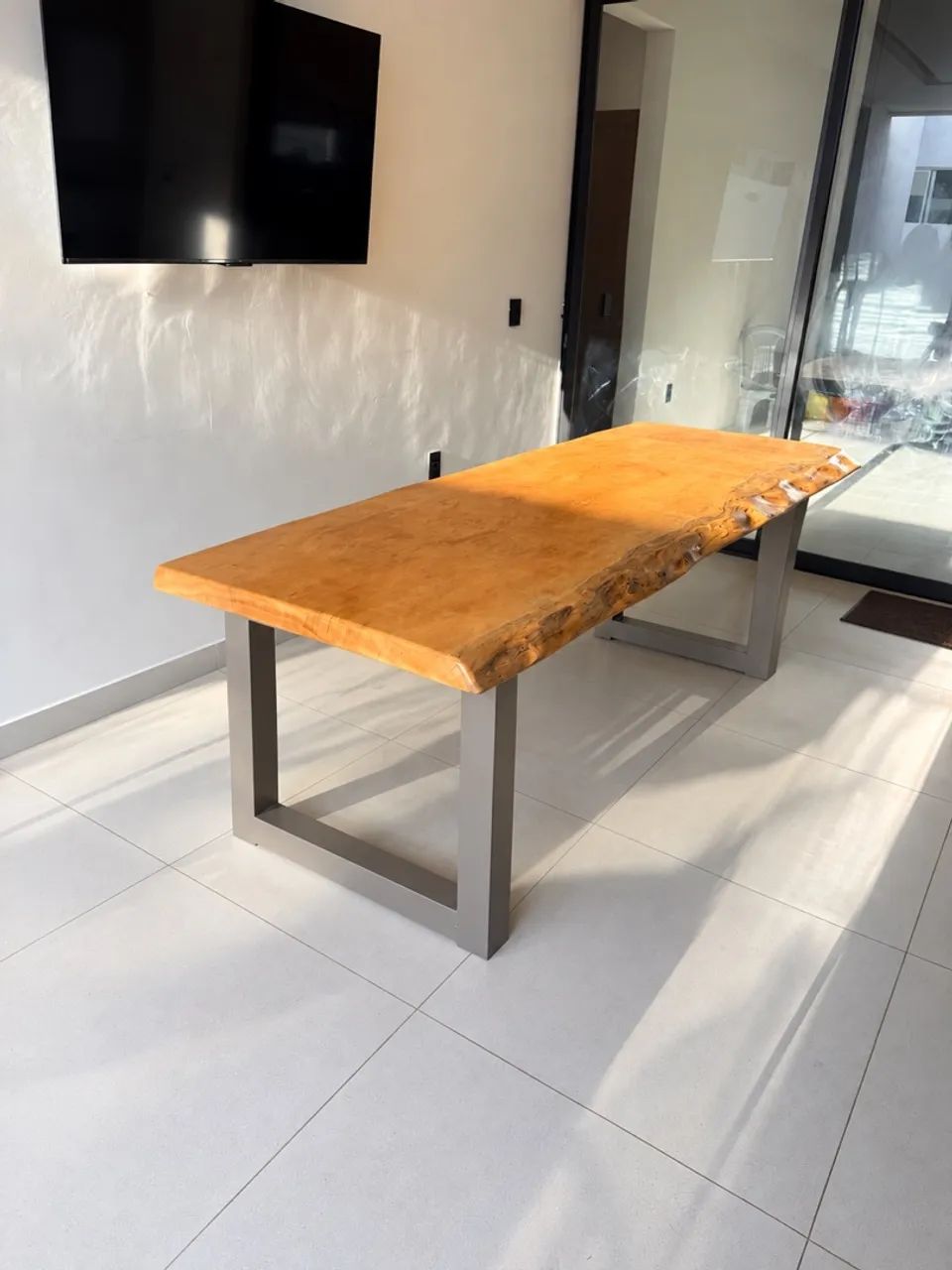 Mesa em madeira Com a base em alumínio  - 6 Meses de Uso