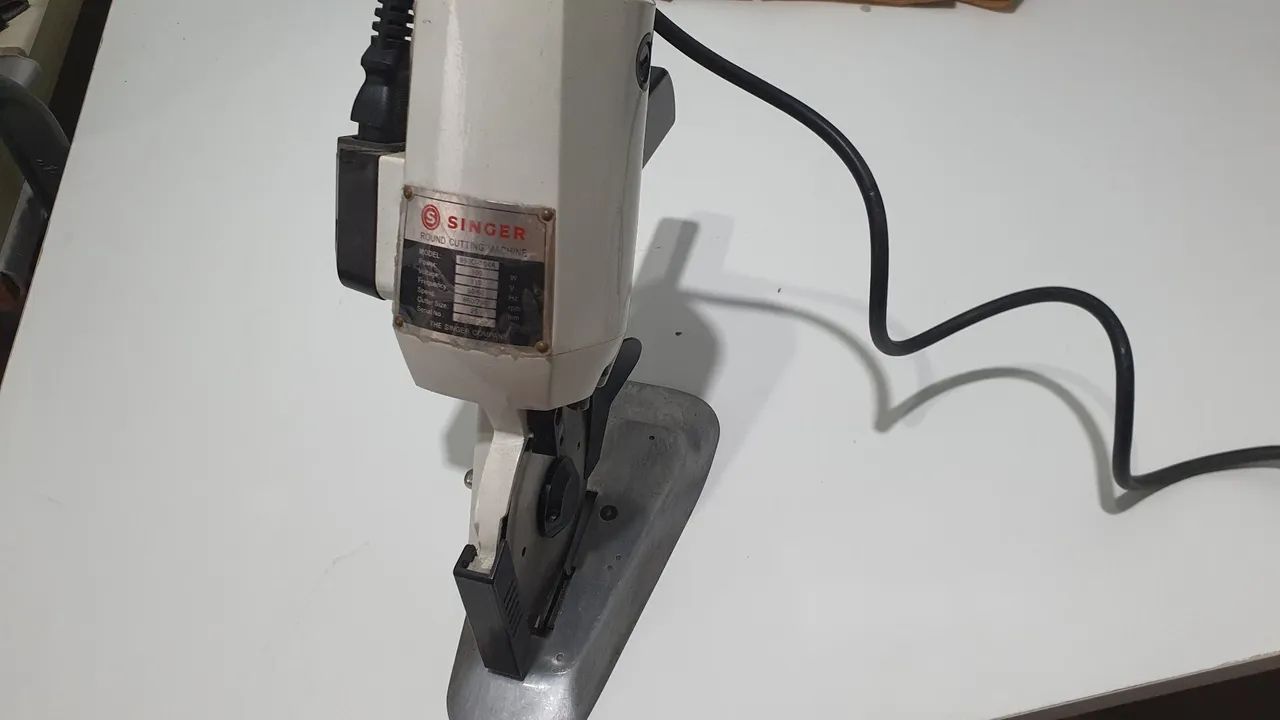 Maquina de cortar tecido Singer 