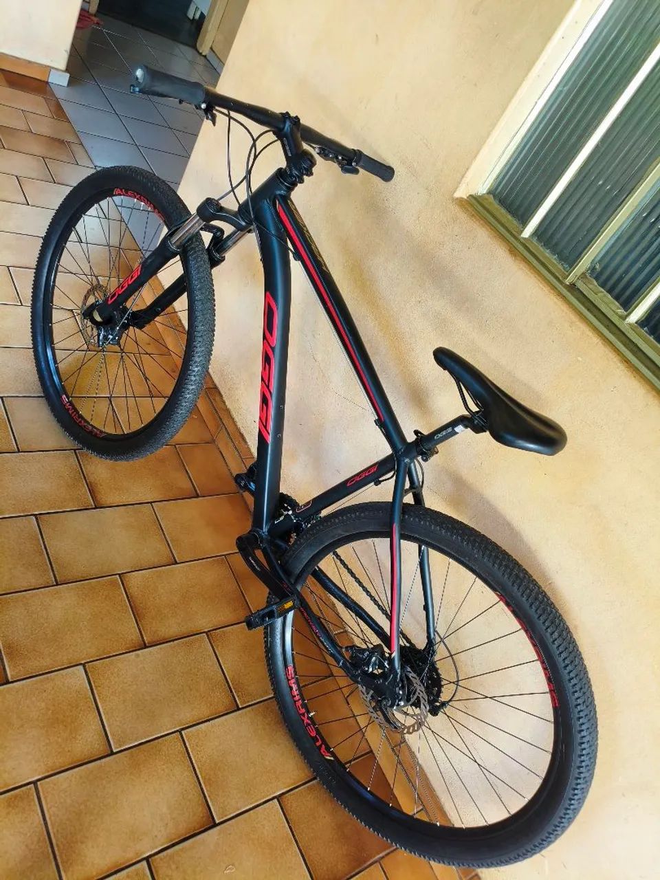 Bicicleta aro 29 tá nova pouco uso 