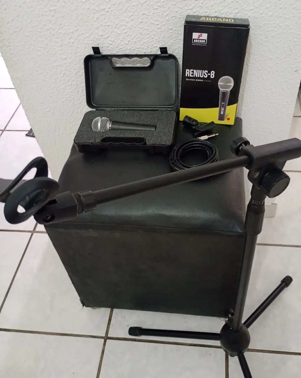 Microfone profissional e pedestal novos