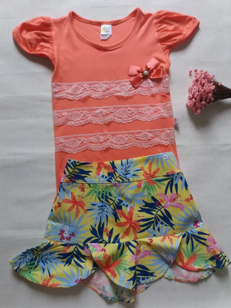 CONJ INFANTIL BLUSA COR LARANJA COM RENDINHAS E SAIA - TAM 8 ANOS - SEMINOVO!