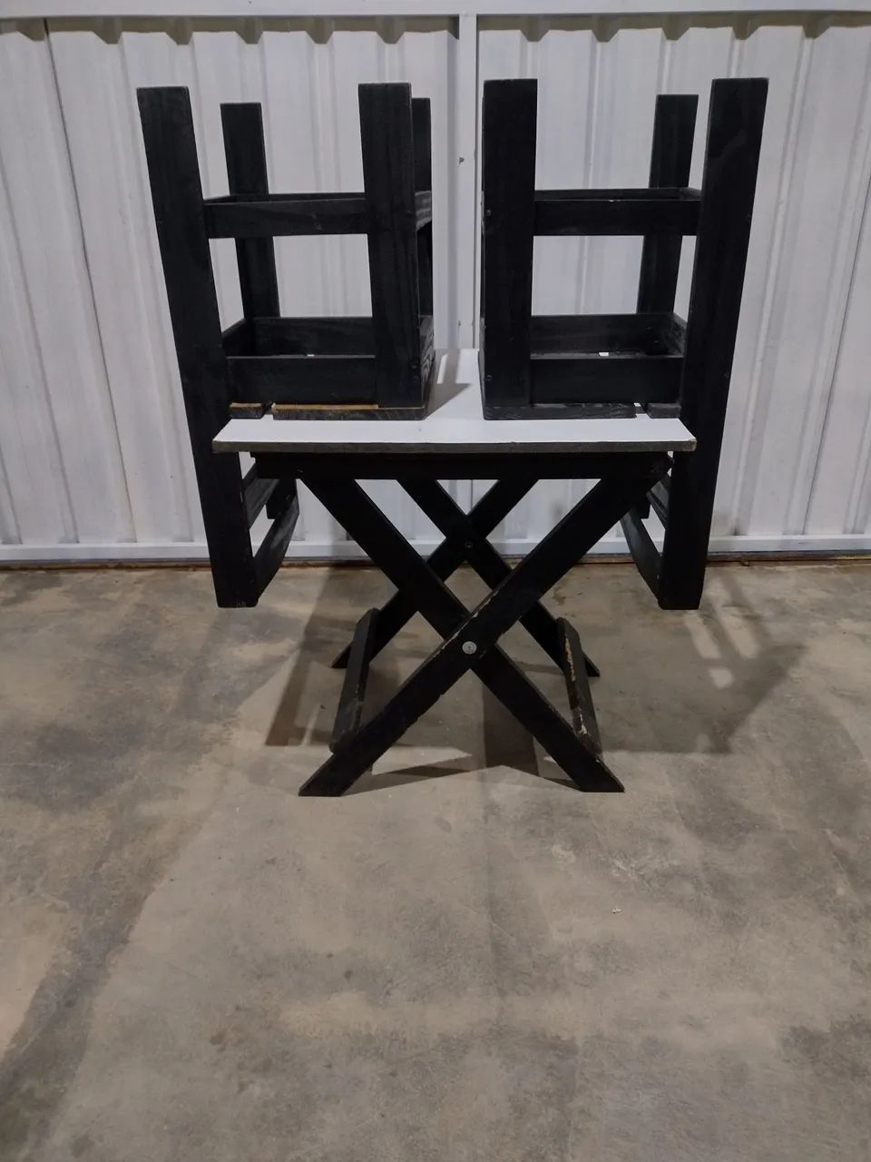 Mesa de madeira com cadeiras