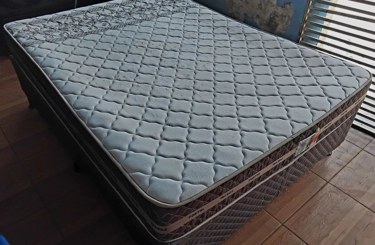 Cama box casal tamanho normal com colchão em mola usada 