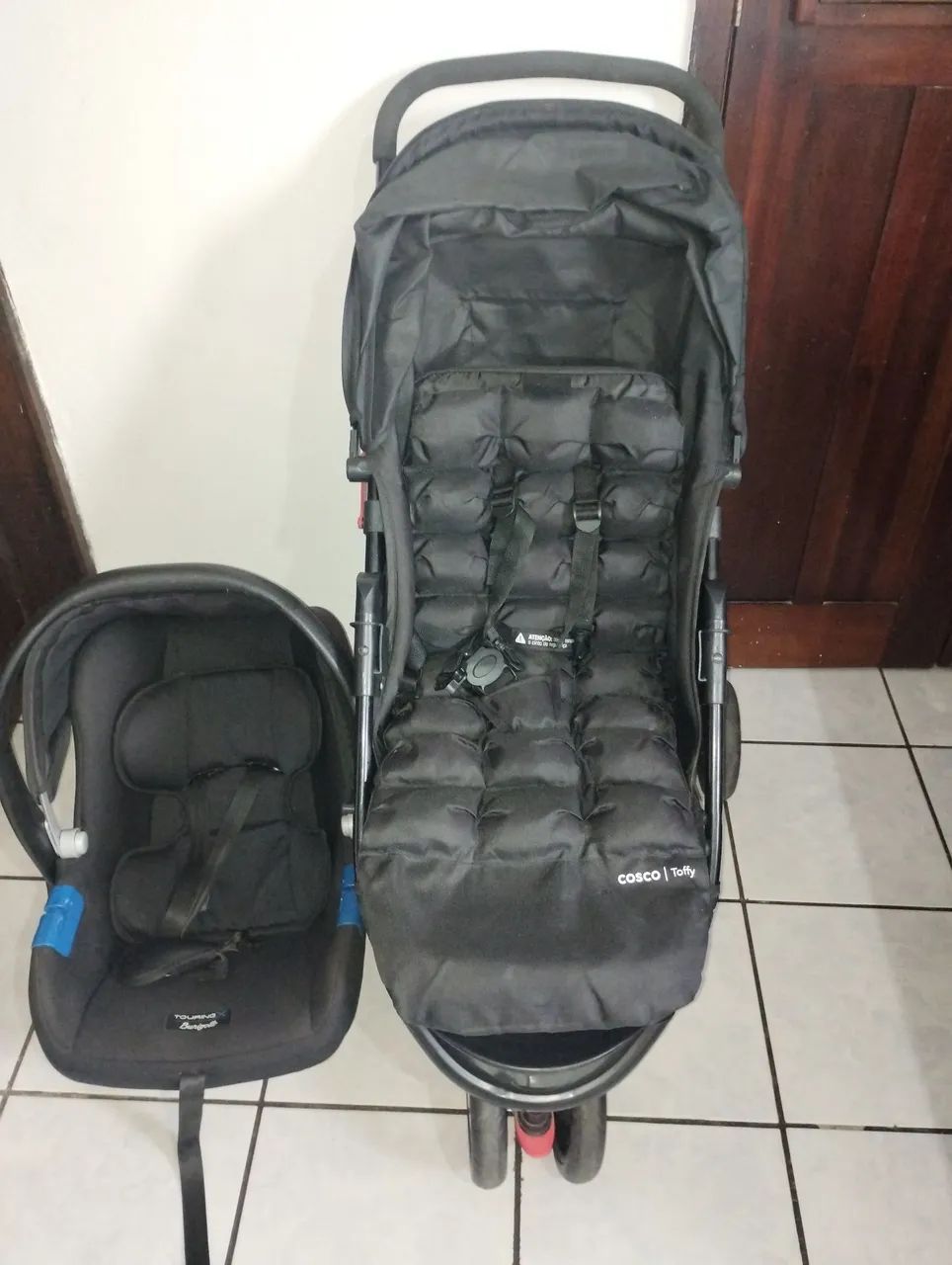 Carrinho de bebê com bebê conforto 
