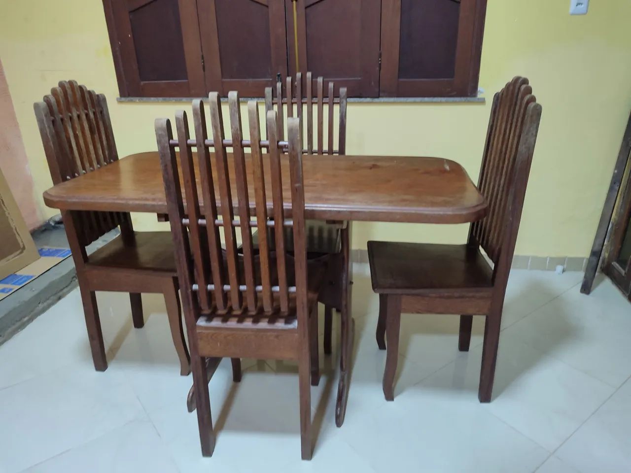 Mesa maciça com 4 cadeiras estilosas - Foto 3
