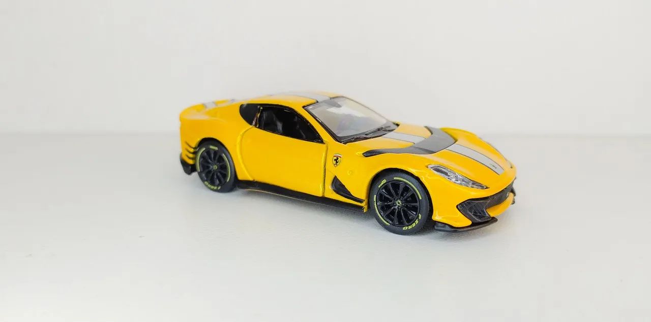 Miniatura Ferrari Maisto 812 Competizione amarelo moderna tamanho Hotwheels Premium  - Foto 3
