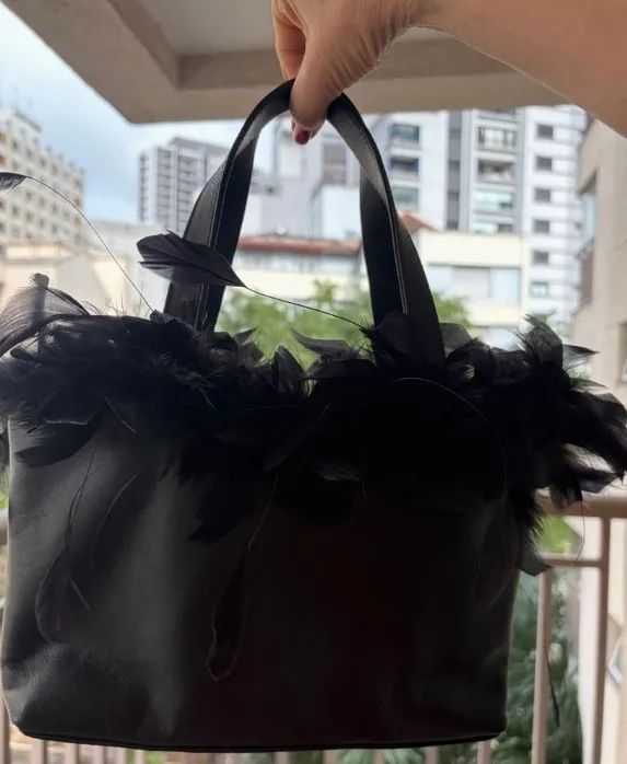 Bolsa lcredi preta com plumas - Foto 4
