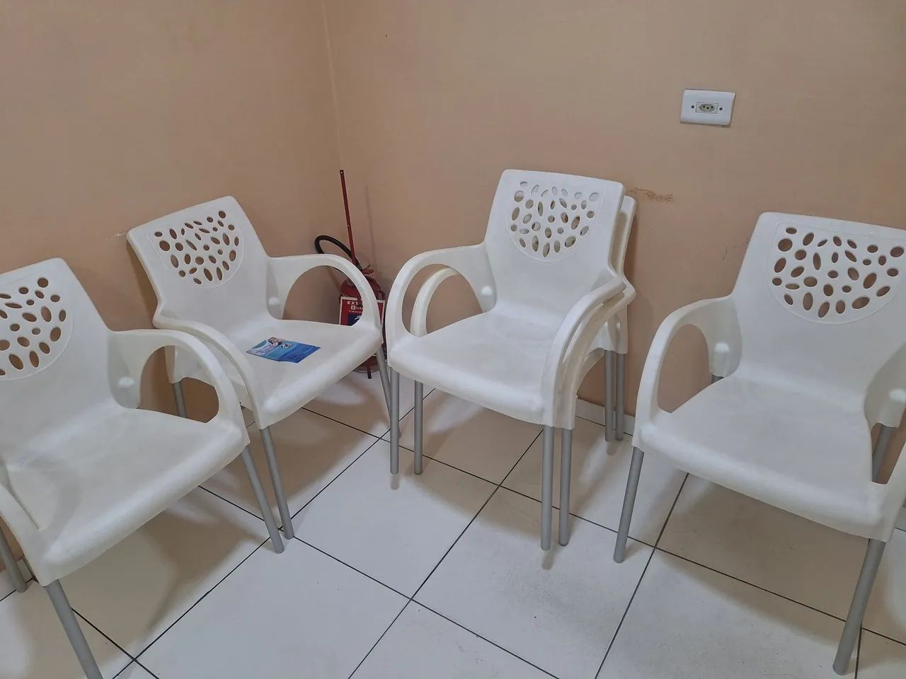 5 cadeiras Plásticas Deluxe - Foto 2