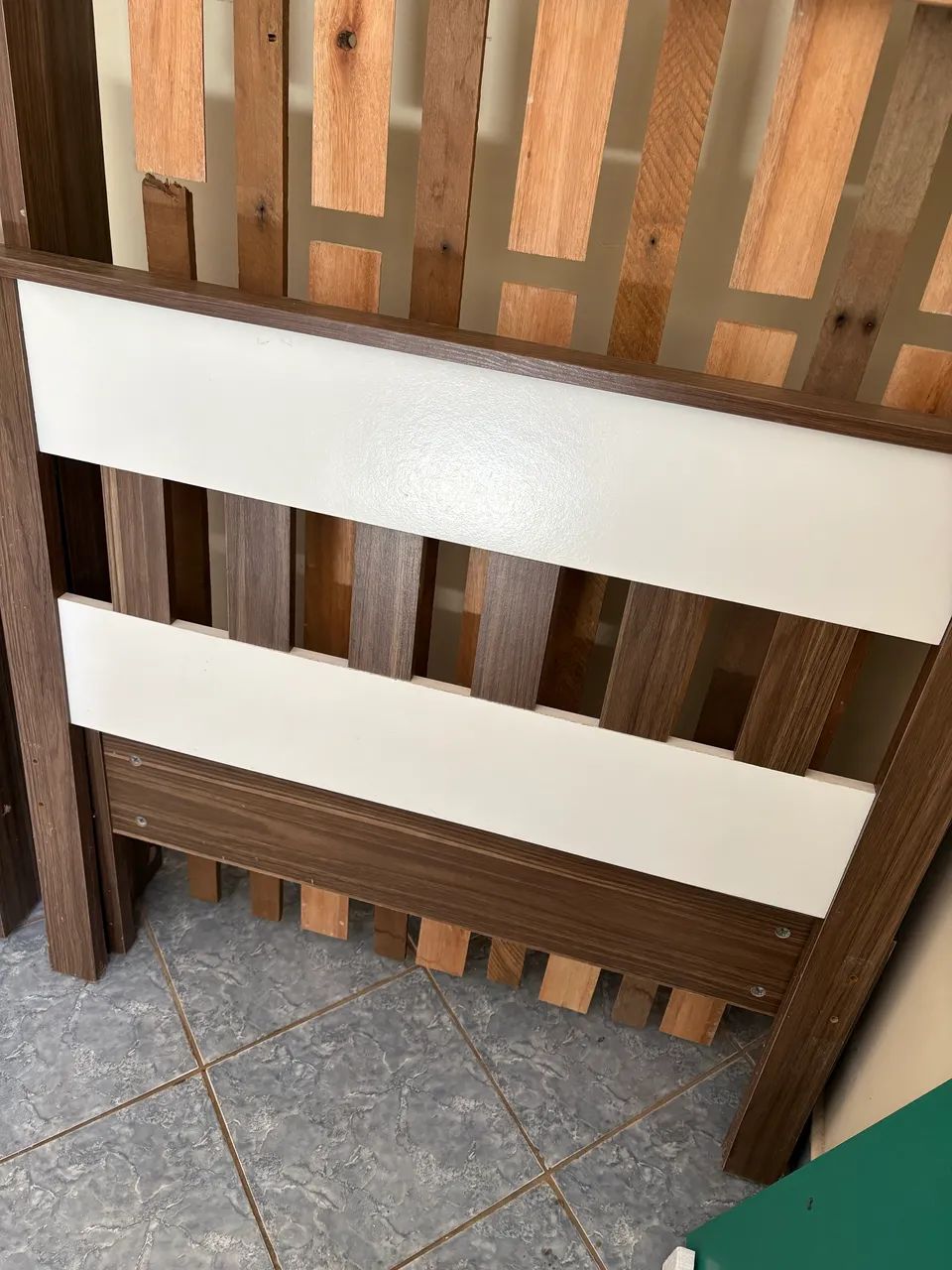 Cama de madeira - grade reforçada - semi nova 
