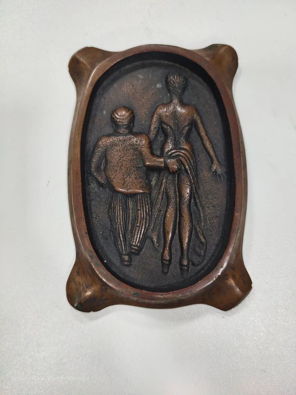 Antigo E Curioso Cinzeiro em Espessurado - Maciço e Pesado Bronze - Representando casal - Foto 4