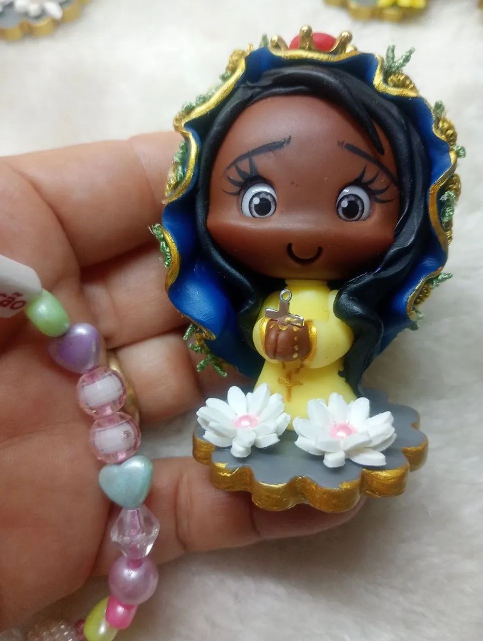 Mini Nossa Senhora Aparecida em Biscuit.