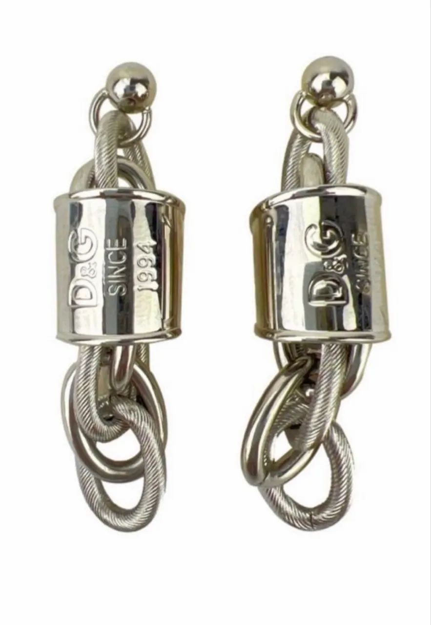 Brinco original dolce&gabbana prateado com logo