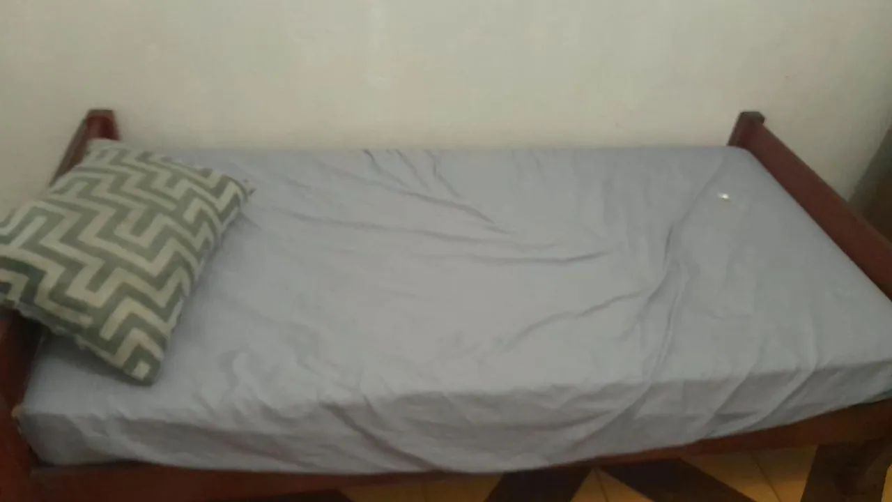 Cama de madeira + colchão com capa 