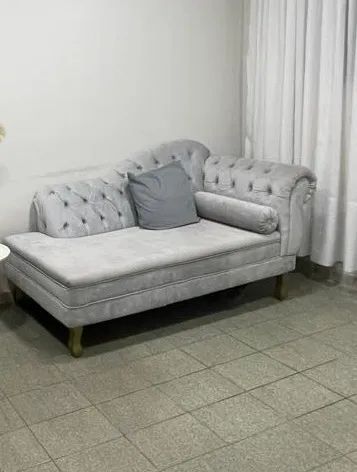 Chaise Cinza pé em Bronze 