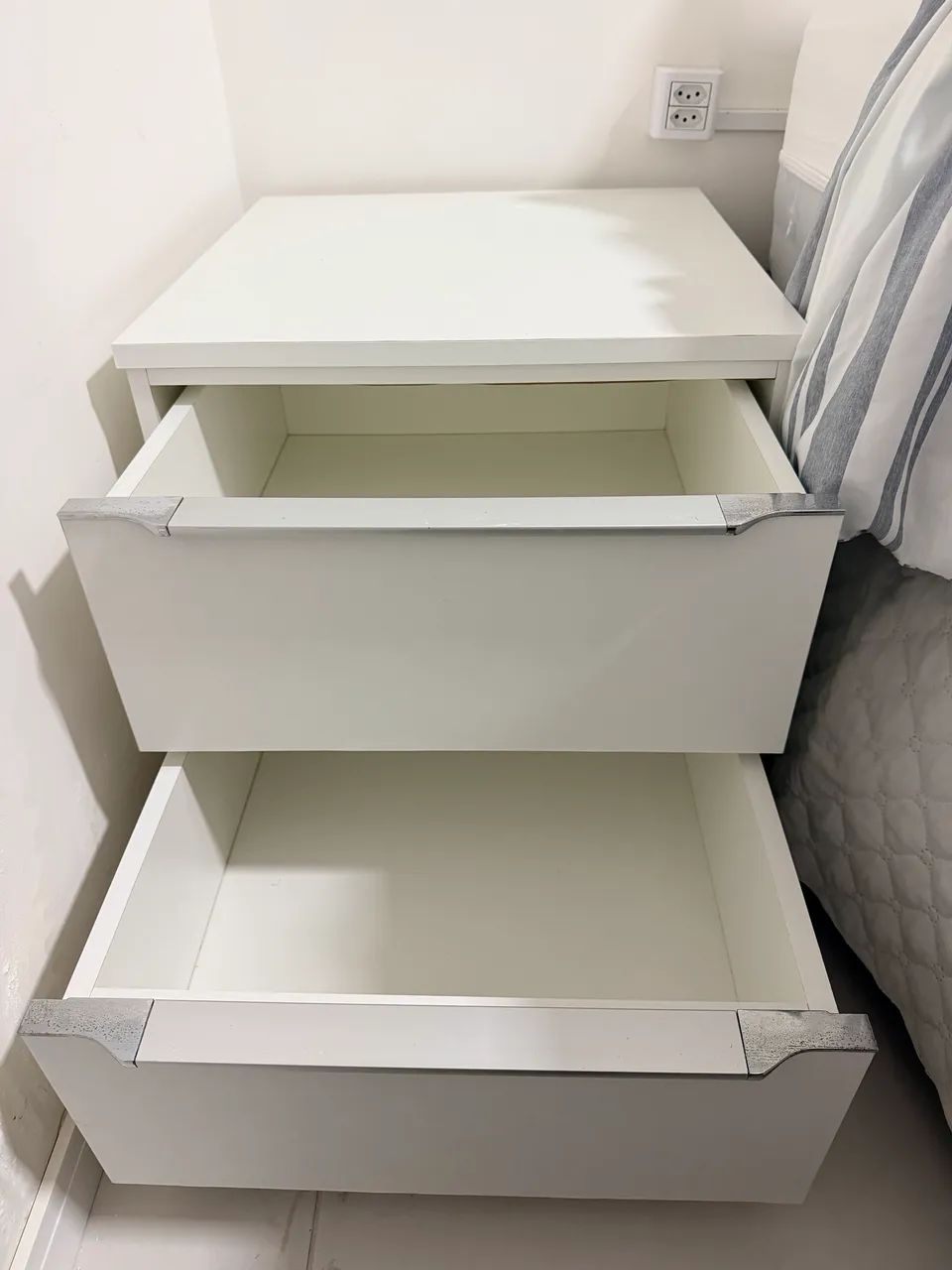 Vendo 01 Criado-mudo / Mesa de Cabeceira - Foto 3