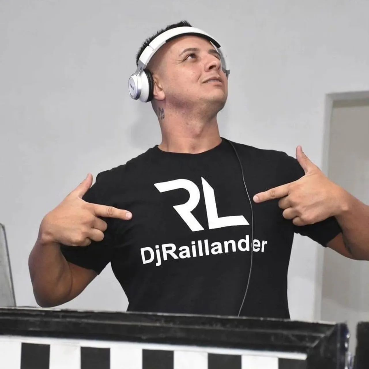 Dj, Plataforma 360, robô de led etc..