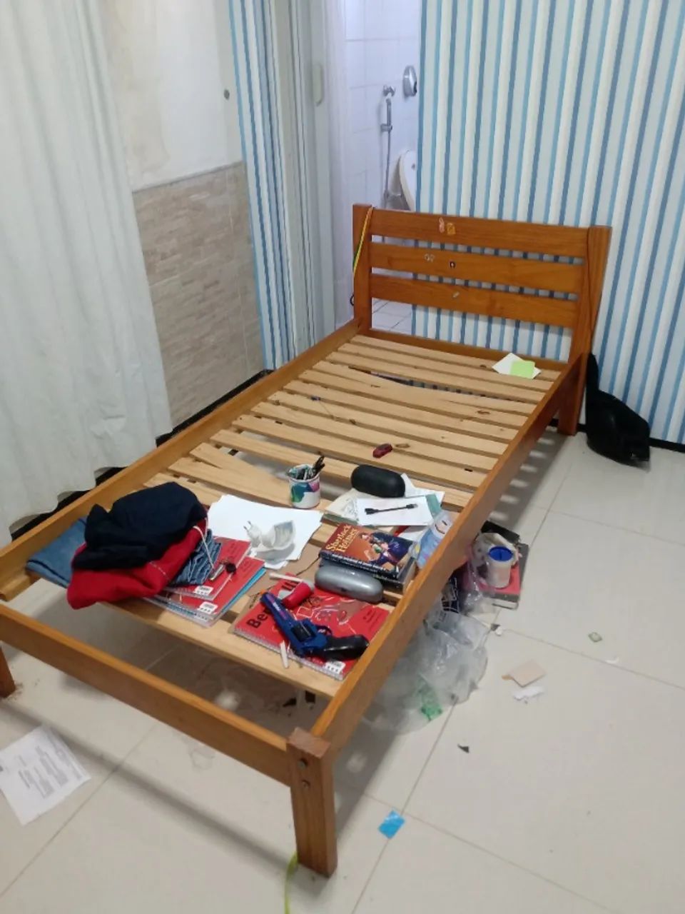 Cama solteiro infantil c/ colchão.