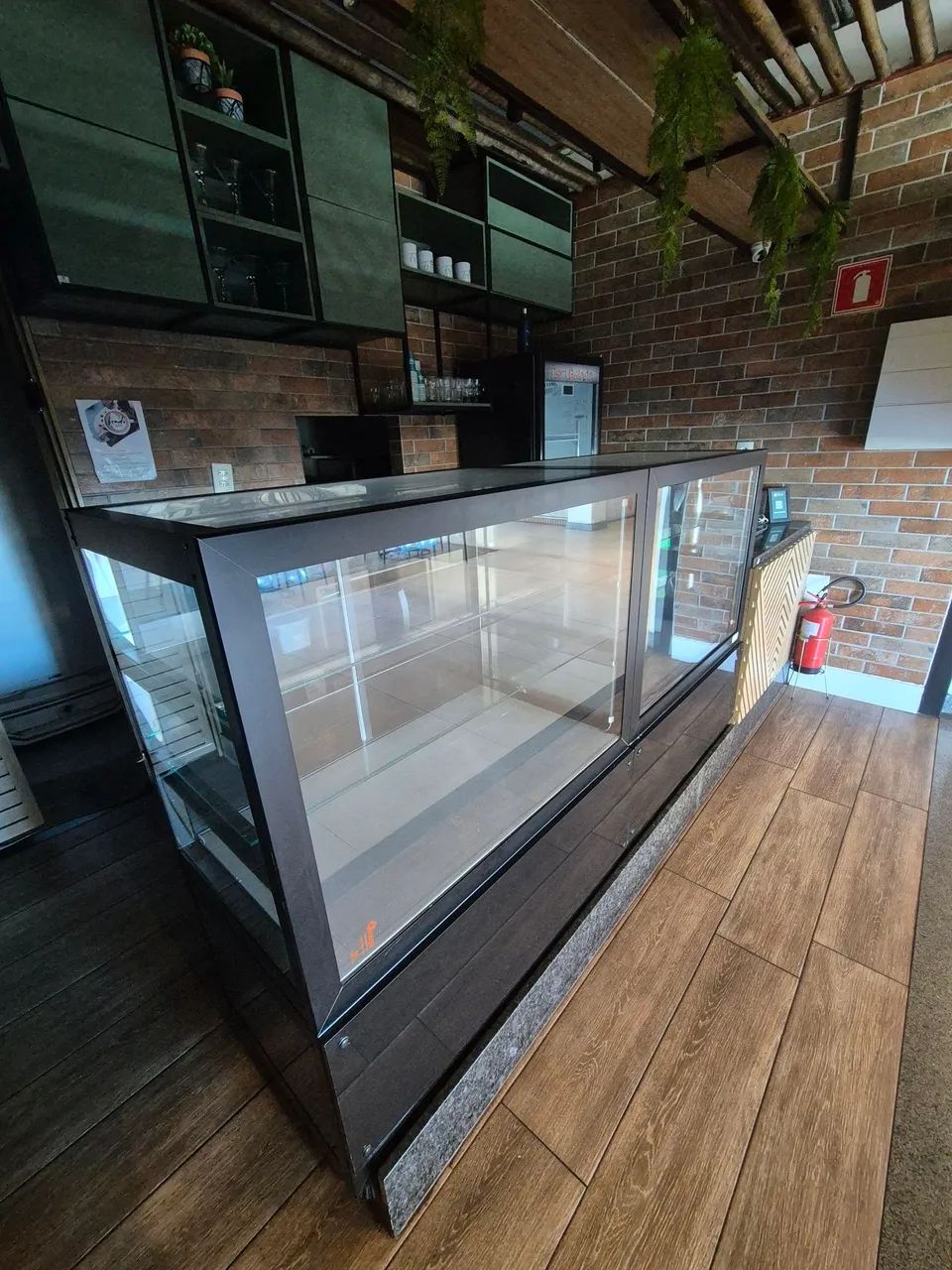 Expositor de Tortas e Salgados Neutro e Refrigerado 