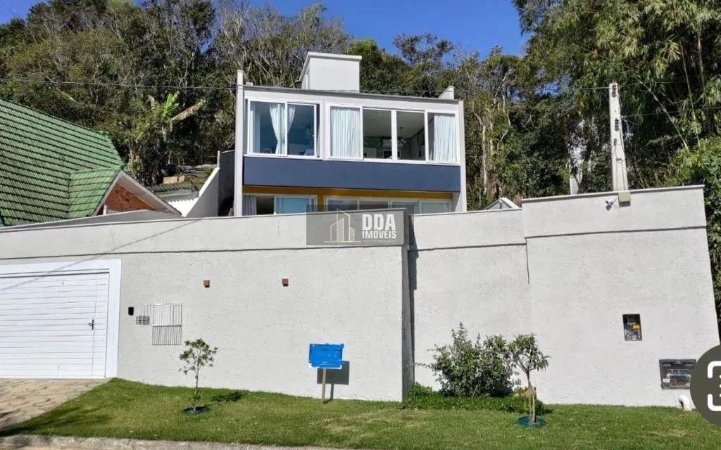Casa nova na Daniela, a duas quadras do mar.