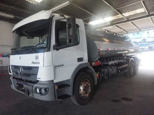 Caminhão tanque MB atego 2426
