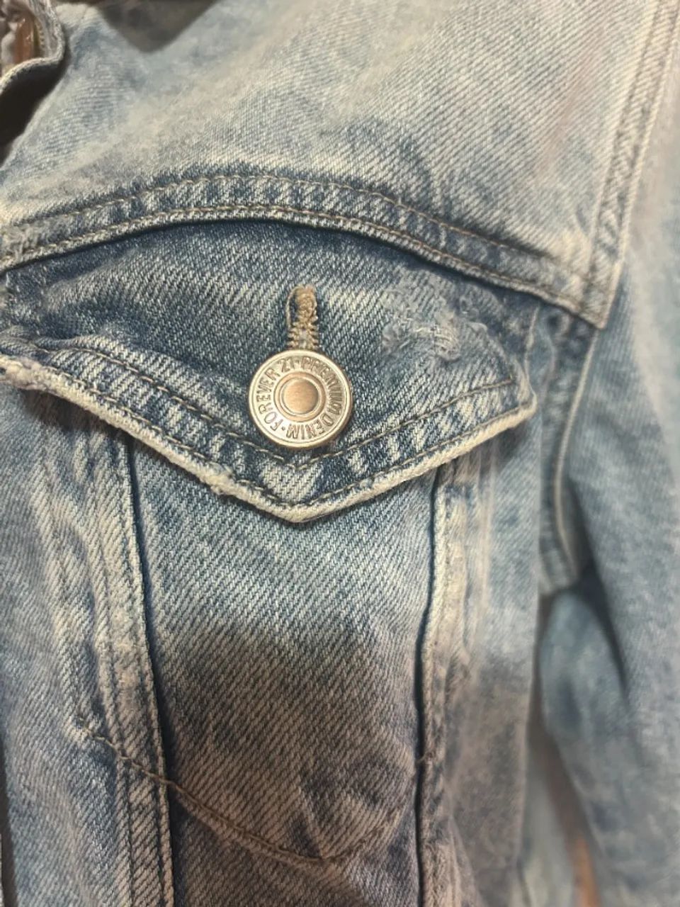 Jaqueta Jeans Cropped Destroyed Forever 21 - Tam M (Importada) - Foto 3