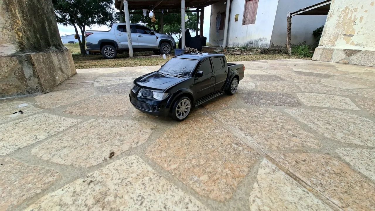 Miniatura L200 Triton Mitsubishi, customizada com preto brilhante 