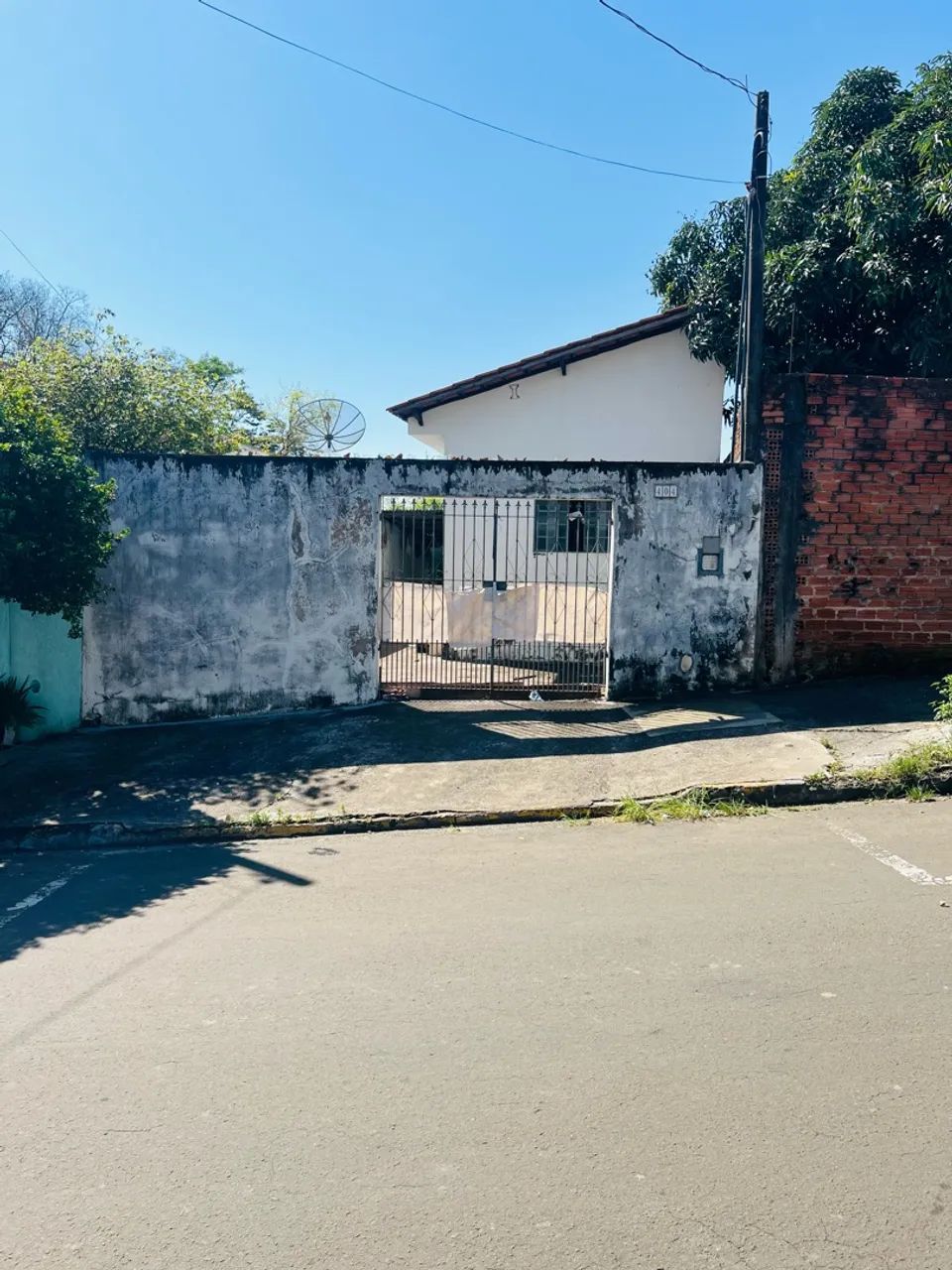 Vende-Se Terreno, todo plano e murado com portão 