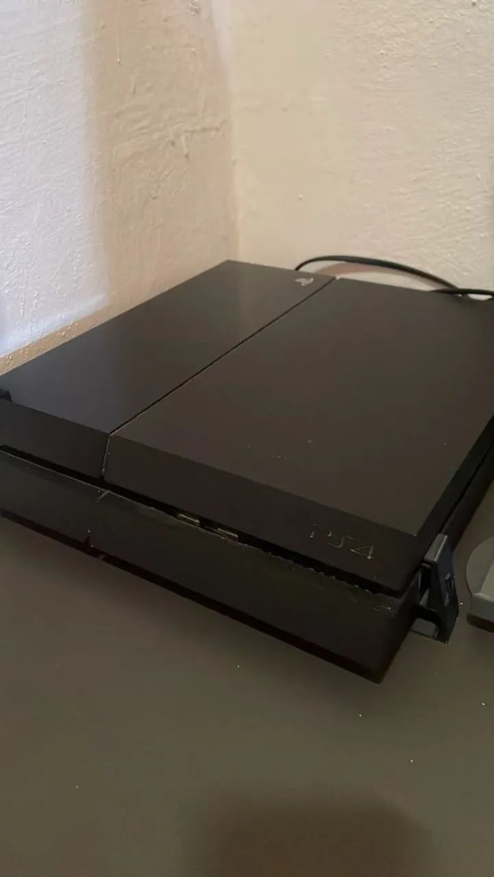 PS4 FAT seminovo e bem conservado