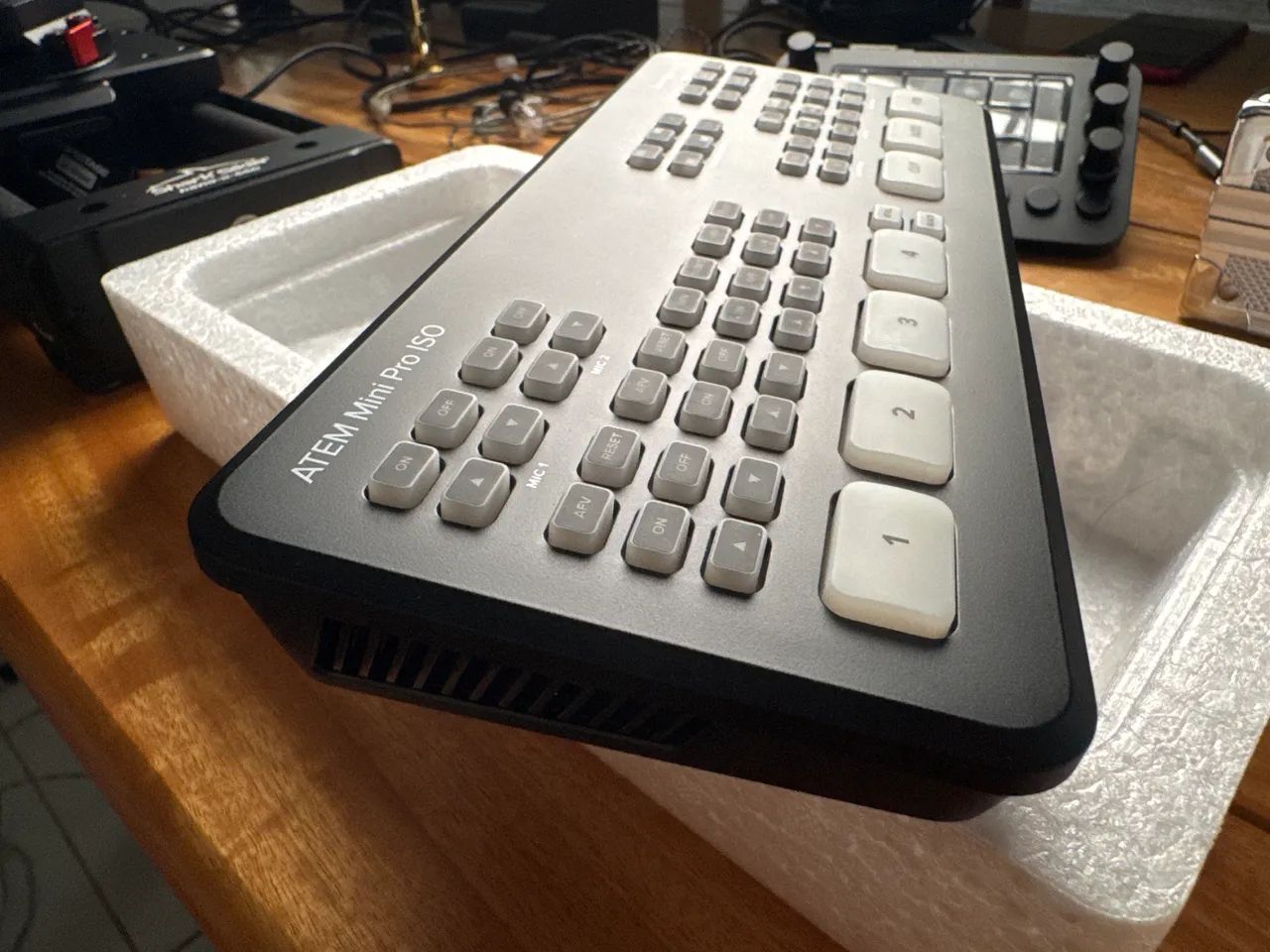 ATEM Mini Pro ISO - Acessórios para Câmeras e Filmadoras - Ponte