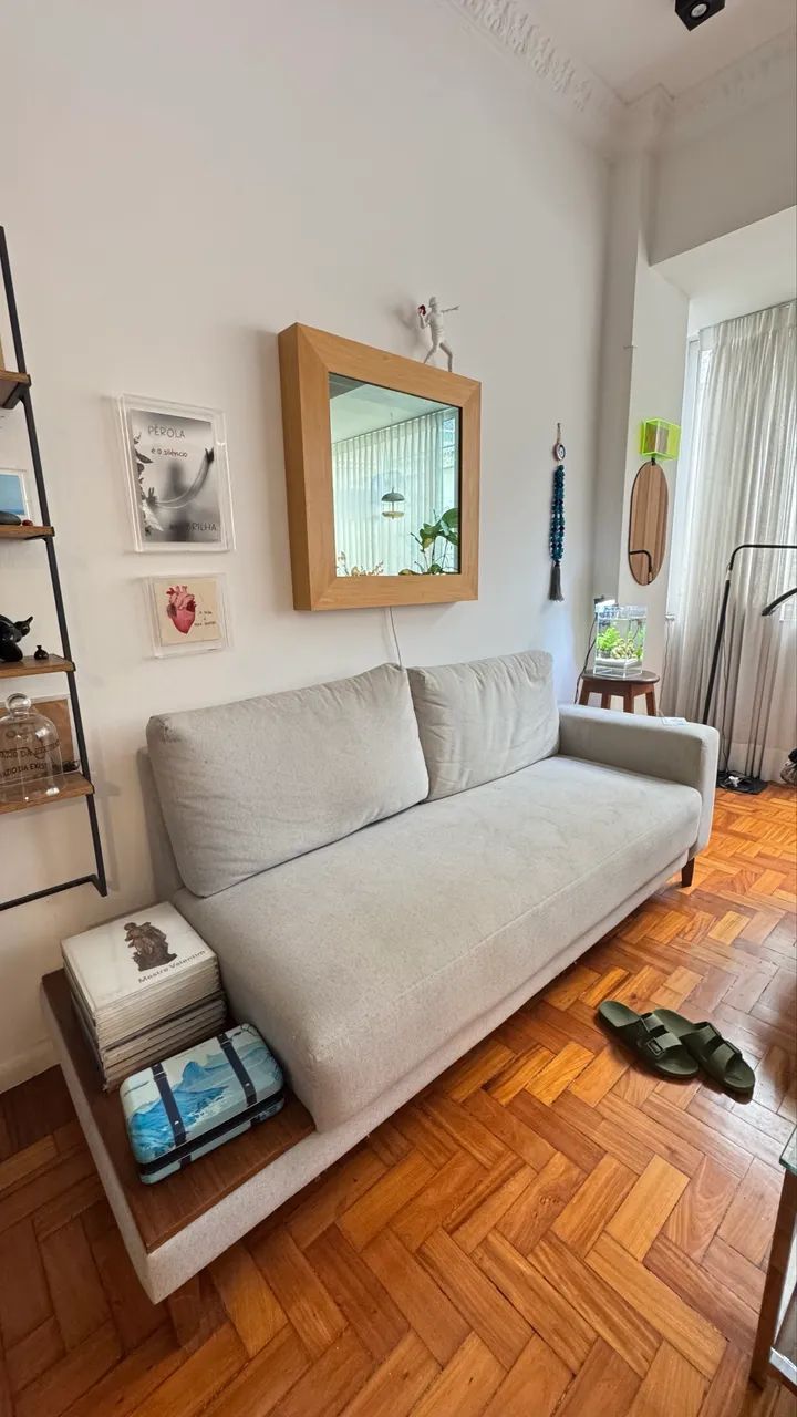 Sofá Moderno 2,10m com mesa lateral em Madeira 