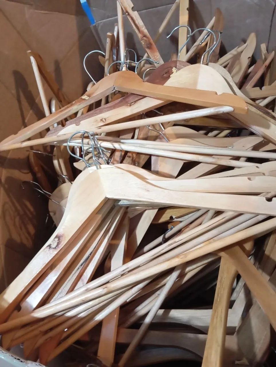 50 Cabides de Madeira Super Novos - Foto 2