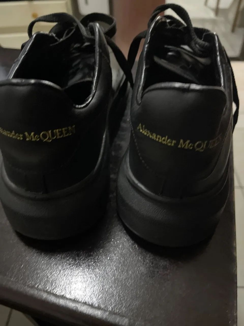 Tênis couro replica Alexander McQueen preto em excelente estado - Foto 2