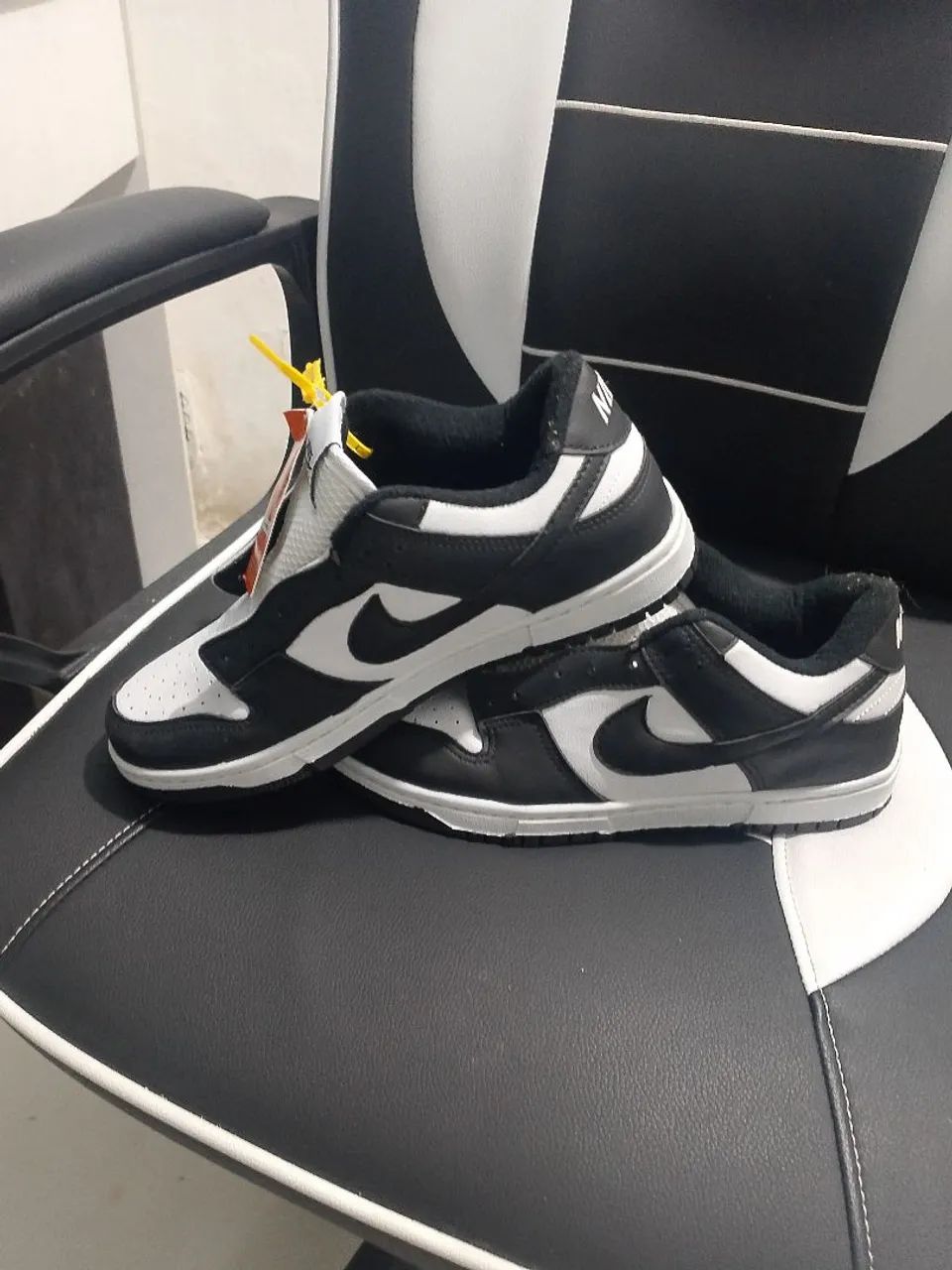Tenis nike air preto e branco com lacre, nunca usado numero 39 - Foto 2