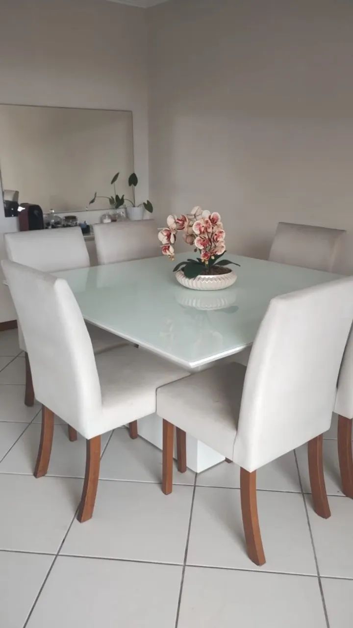 Mesa de Jantar com 6 cadeiras + Aparador